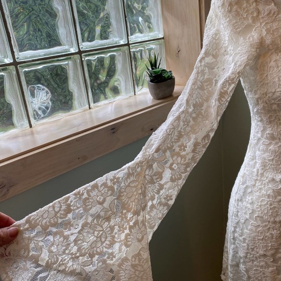 Laundry lace Bodycon Dress with Bell Sleeves!! Gorgeous for Era's tour or BTB - Picture 5 of 11
